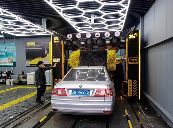 揚(yáng)州客戶定制的330mini洗車機(jī)驗(yàn)收完成